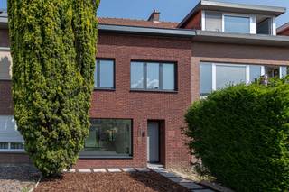 In de rustige en goed bereikbare Plataanstraat te Mechelen vind je deze instapklare gezinswoning, volledig gerenoveerd en afgewerkt met oog...