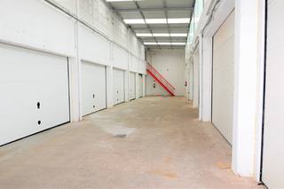 Magazijn  te huur net buiten het centrum van Mechelen.Elektriciteit aanwezig.Oppervlakte: 64m² breed = 8mdiep = 8mHuurprijs: 375 euro excl 21%...