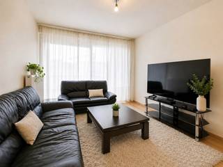 Welkom in de Sint-Jozefsstraat 13 in Waregem, een recent appartement (bouwjaar 2013) met een stabiele huurinkomst. Ideaal als investering of voor starters. Gelegen in het hart van Waregem, op wandelafstand van scholen, supermarkten, sportinfrastructuur en tal van andere voorzieningen.<br /><br />Het appartement bevindt zich op de eerste verdieping (met lift) en verwelkomt u via de inkomhal met gastentoilet. De lichtrijke leefruimte sluit naadloos aan op de volledig uitgeruste keuken en het westgericht terras. Verder beschikt het appartement over een badkamer met ligbad en lavabo, evenals twee slaapkamers, elk met een eigen terras.<br /><br />Er is mogelijkheid tot het bijkopen van een ondergrondse autostaanplaats. Daarnaast is er voldoende parkeergelegenheid in de straat voor bezoekers.<br /><br />Bent u op zoek naar een interessante investering of uw eerste eigen woning? Neem vandaag nog contact met ons op voor een bezoek of meer informatie!<br /><br />De vermelde prijs is een richtprijs; elk bod wordt voorgelegd aan de eigenaar, die het recht heeft dit te aanvaarden of te weigeren.<br />Deze transactie betreft geen verkoop, maar een overdracht van het recht van erfpacht.<br /><br />Neem voorsprong met een vrijblijvende schatting via:<br />www.residentievastgoed.be/gratisonlineschatten