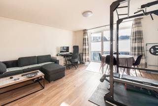 <p>In de Jan Sonnevillestraat, op een steenworp van het Technologiepark in Zwijnaarde, bevindt zich Residentie Hertooien. Dit kleinschalige appartementsgebouw omvat drie wooneenheden en kenmerkt zich door een eenvoudige structuur en een rustige ligging. Gezien de kleinschaligheid van het gebouw is er geen syndicus aanwezig, wat het beheer overzichtelijk houdt en de gemeenschappelijke kosten tot een minimum beperkt.</p>
<p>Ieder appartement in de residentie beschikt over één slaapkamer en een logische indeling. De inkomhal geeft toegang tot de leefruimte met een open, ingerichte keuken die voorzien is van een koelkast, microgolfoven, kookplaat en dampkap. Verder beschikt elke unit over een eigen inkomhal, een praktische berging en een badkamer met toilet. Twee van de appartementen zijn uitgerust met een douche, terwijl één appartement beschikt over een ligbad.</p>
<p>Door de onmiddellijke nabijheid van het Technologiepark, de universiteitscampussen en de vlotte verbinding met de E17/E40, biedt dit pand een sterke investeringsopportuniteit. De constante vraag naar kwalitatieve één-slaapkamerappartementen door jonge professionals en onderzoekers in deze regio garandeert een stabiele verhuurbaarheid en een gunstig rendementspotentieel.</p>
<p>1 bovengrondse parkeerplaats beschikbaar tegen meerprijs (10.000€).</p>
<p>EPC 93: C (294 kWh / (m² jaar) certinummer: 20231118-0003043506-RES-1<br />EPC 97: F (1448 kWh/ (m² jaar) certinummer: 20220512-0002602585-RES-1</p>