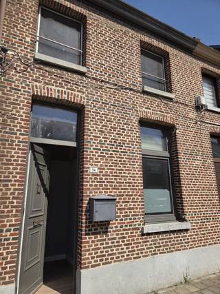 Op zoek naar een instapklare woning waar u zonder zorgen uw intrek kunt nemen? Dan zal deze verrassend ruime woning u aangenaam verrassen.<br /><br />Achter de verzorgde gevel schuilt een lichtrijke woning met een hedendaagse uitstraling, een praktische indeling en een warme sfeer. Dankzij de open leefruimte en de grote lichtkoepel geniet u de hele dag van natuurlijk daglicht, wat zorgt voor een bijzonder aangenaam ruimtegevoel.<br /><br />De volledig ingerichte open keuken vormt het hart van de woning en sluit perfect aan op de eet- en leefruimte. Ideaal om gezellig te koken terwijl u contact houdt met familie of gasten.<br /><br />Op het gelijkvloers bevindt zich eveneens een badkamer met douche, wastafel en toilet.<br /><br />Op de eerste verdieping vindt u twee ruime slaapkamers. Daarnaast beschikt de woning over een volledig afgewerkte zolderruimte die momenteel als slaapkamer wordt gebruikt en ook perfect dienst kan doen als bureau, hobbyruimte, dressing of logeerkamer.<br /><br />Achteraan bevindt zich een gezellige, onderhoudsvriendelijke koer waar u in alle rust kunt genieten van een ontbijt in de zon of een gezellige zomeravond met vrienden.<br /><br />EPC C – geen renovatieverplichting<br />Conforme elektrische installatie<br />Nieuwe energiezuinige condensatieketel geplaatst in 2025<br /><br />Dankzij de gunstige ligging bevinden winkels, scholen, openbaar vervoer en belangrijke invalswegen zich op korte afstand.