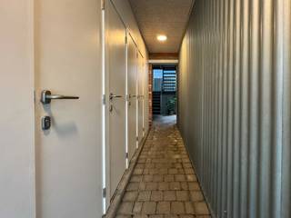 Vandaag nemen we je mee naar Steendorp, waar we dit prachtige BEN-nieuwbouwappartement terugvinden. Het appartement voldoet aan alle huidige normen en combineert modern wooncomfort met uitstekende energieprestaties. Met vloerverwarming, ventilatie type D, twee zonnepanelen en een EPC-label A geniet je hier van energiezuinig wonen.<br /><br />We betreden het appartement via de charmante trappenhal en komen vervolgens in de inkomhal terecht. Deze geeft rechtstreeks toegang tot de ruime en lichtrijke leefruimte, voorzien van grote raampartijen die zorgen voor een aangename hoeveelheid natuurlijk licht. Aansluitend bevindt zich de volledig uitgeruste open keuken.<br /><br />De hal geeft toegang tot de slaapkamer met dressing, een praktische berging, een apart toilet en een badkamer uitgerust met een inloopdouche en lavabo.<br /><br />Een absolute troef is het prachtige zicht op de Schelde. Zowel vanuit de leefruimte als vanuit de slaapkamer geniet je rechtstreeks van dit rustgevende uitzicht.<br /><br />Het appartement is beschikbaar vanaf 1 oktober.<br />De gemeenschappelijke kosten bedragen €60,00 per maand.<br /><br />Ben je op zoek naar een energiezuinig nieuwbouwappartement?<br />Contacteer ons gerust via bryann@julimmo.be of 0492 86 51 03.