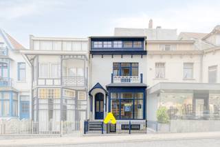 Cette maison entièrement rénovée et prête à emménager est idéalement située à seulement 20 mètres de la Zeelaan, à proximité immédiate de la Grand-Place et à distance de marche de la plage.<br /><br /><strong>DISPOSITION :</strong>
<ul>
	<li><strong>Rez-de-chaussée :</strong> La maison comprend un spacieux séjour. La cuisine entièrement rénovée et équipée de tous les appareils est aménagée avec un élégant carrelage en céramique. Toilette séparée.<br /> </li>
	<li><strong>Premier étage :</strong> Deux chambres complètes. Salle de bains équipée d’une douche à l’italienne, d’un double meuble lavabo et d’un radiateur sèche-serviettes.<br /> </li>
	<li><strong>Deuxième étage :</strong> Deux chambres spacieuses. Deuxième salle de bains avec douche à l’italienne, meuble lavabo et toilette.<br /> </li>
	<li><strong>Sous-sol :</strong> Nombreuses possibilités, telles que local à vélos ou espace de détente, …</li>
</ul>
<br /><strong>ATOUTS :</strong>

<ul>
	<li>Nouvelle toiture avec isolation</li>
	<li>Nouvelles menuiseries extérieures</li>
	<li>Électricité conforme</li>
	<li>Situation centrale</li>
</ul>