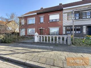 Deze te renoveren woning beschikt over volgende indeling:<br /><br />- Gelijkvloers met inkomhal, leefruimte, ruime keuken, wasplaats, toilet, terras/ tuin en achteraan berging en garage met uitweg<br /><br />- Eerste verdieping met 3 slaapkamers (2 ruime kamers + 1 kleine kamer) en badkamer<br /><br />Er is tevens een vaste trap naar de zolder met mogelijkheid tot extra kamers.