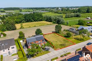 Prachtig gelegen halfopen nieuwbouwwoning gelegen in de Hoekskensstraat, deze woningen combineren een uitstekende ligging met een groene en rustige woonomgeving.<br />Dankzij de nabijheid van het centrum geniet je van alle voorzieningen binnen handbereik, terwijl je thuis heerlijk tot rust komt met een prachtig verzicht! <br />De energiezuinige woningen zijn uitgerust met de nieuwste technieken en bieden alle comfort voor een aangename en toekomstgerichte woonervaring.<br /><br />Bij elke woning krijgt de koper de kans om volledig inspraak te hebben in de inrichting en afwerking van de woning. In samenspraak kies je zelf de materialen en afwerking volgens uw eigen smaak.  Op die manier maak je van deze woning een echte thuis!<br /><br />Op de gelijkvloers: Inkomhal met gastentoilet, ruime leefruimte met open keuken en een ruime garage<br />Verdieping: Nachthal met apart toilet, 3 slaapkamers (16,62m² - 13,36m² - 12,96m²), badkamer uitgerust met ligbad, inloopdouche en dubbele lavabomeubel<br />Zolder: Toegankelijk via het zolderluik<br /><br />Extra troeven van deze woning:<br />Prachtig vergezicht vanuit de woning!<br />Energiezuinig wonen;<br />Lucht/water warmtepomp, zonnepanelen en vloerverwarming op het gelijkvloers;<br />Ruime slaapkamers;<br />Regenwaterput 7.500l aangesloten op toiletten/wasmachine/buitenkraan;<br /><br />Meer informatie? Contacteer ons vrijblijvend via info@loimmo.be !