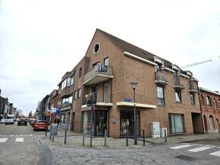 <p>Dit ruime duplex-appartement bevindt zich op de tweede verdieping en ligt pal in het centrum, met zicht op de Zandpoort. U komt binnen via de inkomhal met gastentoilet. De lichtrijke woonkamer sluit naadloos aan op de keuken en de praktische wasplaats, wat zorgt voor een aangename en functionele leefruimte. Via de nachthal bereikt u de badkamer, uitgerust met een ligbad, toilet en lavabomeubel. Verder beschikt het appartement over een ruime slaapkamer en een aangenaam terras waar u in alle rust kan genieten van het uitzicht. Een BEZOEK aanvragen kan enkel online via WWW.VASTGOEDPARTNERS.BE</p>
<p><br /><br /></p>