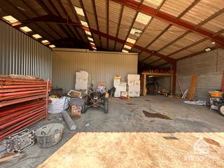 PLUSPUNTEN:+ bruikbare oppervlakte: +/- 180 m²+ loods ter opslag+ automatische poort van 3,80 m hoog+ onmiddellijk beschikbaar+ camerabewaking+...