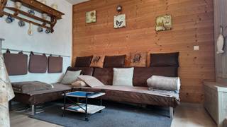<p>Een appartement op de begane grond net buiten het dorp Ny, in het appartementencomplex L'Espinette.</p><p>Het vakantiehuis bestaat uit een woonkamer, eethoek, keuken, slaapkamer, badkamer met bad en terras. </p><p>Elke eigenaar beschikt over een parkeerplaats in de buurt.</p><p>Het vakantiedomein beschikt over een grote groene zone, een speeltuin voor de kleintjes en een pétanquebaan. Er is voldoende parkeergelegenheid voor zowel eigenaars als gasten.</p>