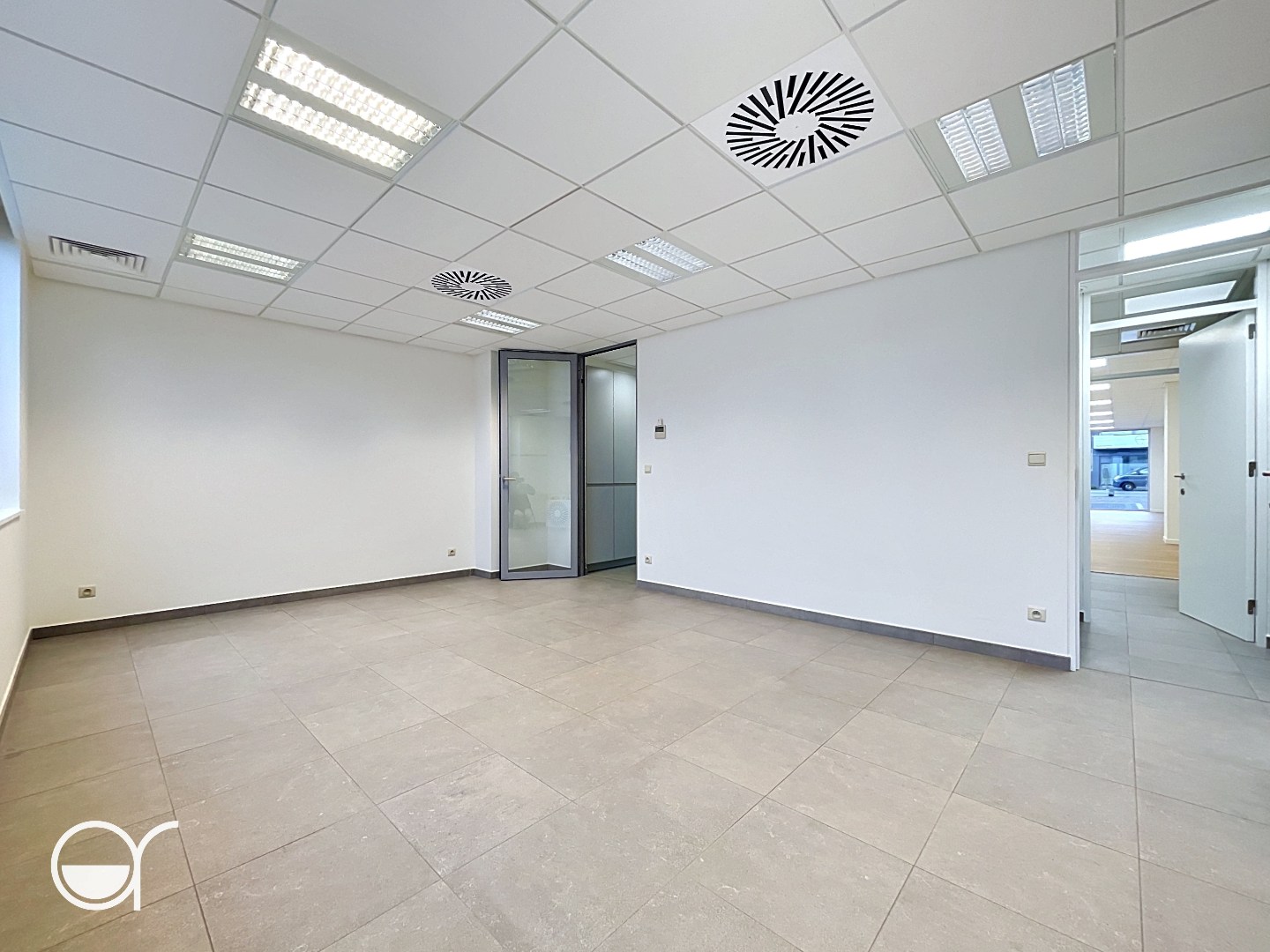 Gerenoveerd kantoor met drie autostaanplaatsen - foto 3
