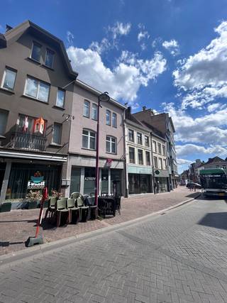 <p><strong>Menen - Ruime woning met handelspand te koop in het hartje van Menen</strong></p>
<p><strong>Indeling</strong><br />Via de inkomhal kom je binnen op het gelijkvloers, waar zich een polyvalente ruimte bevindt met aansluitend een berging, voorzien van aansluitingen voor een wasmachine en droogkast, evenals een boiler. Naast de berging is er ook een apart toilet.</p>
<p>Via de polyvalente ruimte heb je toegang tot het private gedeelte van het handelspand.</p>
<p>Het handelspand beschikt over een aparte inkom voor klanten en is ideaal voor wie een eigen winkel of handelszaak wil uitbaten.</p>
<p>Naast de polyvalente ruimte is er toegang tot een ruime koer.</p>
<p><strong>Eerste verdieping</strong><br />Ruime keuken met eetplaats, voorzien van een gasfornuis, elektrische kookplaat, vaatwasser, koelkast en microgolfoven.</p>
<p>Daarnaast bevindt zich een eerste ruime slaapkamer met aansluitend een ruime leefruimte en gezellige zithoek.</p>
<p><strong>Tweede verdieping</strong><br />Op de tweede verdieping bevinden zich drie ruime slaapkamers en een badkamer.</p>
<p>Daarnaast is er ook een zolder aanwezig.</p>
<p><strong>Troeven</strong></p>
<ul><li>Ideaal voor zelfstandigen</li><li>Veel ruimte</li><li>Modern ingericht</li><li>Instapklaar</li><li>Veel lichtinval</li></ul>
