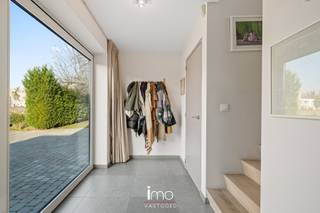 Stijlvolle villa met hoogwaardige afwerking in rustige woonwijk te Koningshooikt.<br /><br />In een aangename en kindvriendelijke woonomgeving, aan het einde van een doodlopende straat, bevindt zich deze open bebouwing uit 2012. De villa werd ontworpen met oog voor detail en comfort en is voorzien van verschillende moderne technieken, zoals een warmtepomp, vloerverwarming en -koeling en elektrische screens.<br /><br />Bij het betreden van de villa word je verwelkomd in de ruime inkomhal, die toegang biedt tot de leefruimte en de volledig uitgeruste open keuken. Dankzij de grote raampartijen geniet je hier van veel lichtinval en een prachtig uitzicht op de aangelegde tuin, het terras en het verwarmde zwembad. Aansluitend vind je een praktische en ruime berging en de inpandige garage. Tot slot is er helemaal achteraan in de woning een aparte badkamer en een technische ruimte voorzien voor het zwembad.<br /><br />Op de eerste verdieping bevinden zich drie ruime slaapkamers, een nachthal met ingemaakt schrijnwerk en een centrale badkamer.<br /><br />Wilt u deze moderne woning zelf ontdekken? Bekijk dan alvast de interactieve grondplannen via www.imovastgoed.be.<br />Een afspraak maken kan via 015 21 21 21 of olivier.lievens@imovastgoed.be.<br />Vraagt u zich af wat uw eigen woning waard is? Neem dan gerust contact op voor een gratis waardebepaling.