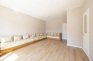 <p><span>Looking for a first place of your own, a smart investment or a cozy base in the city? This well-kept studio combines lots of light, a practical layout and a quiet location in one of Antwerp's most desirable neighborhoods. Here you live within walking distance of Harmonie Park, Albert Park and the popular Groen Kwartier, with everything you need on a daily basis within easy reach.</span></p><h2><span>Light, peace and comfort</span></h2><p><span>Through the entrance hall you enter this well-kept studio, located at the quiet rear of the building. Thanks to the large windows, the living space is bathed in natural light and immediately feels pleasant and inviting. The soft laminate flooring provides a warm feel and is the perfect foundation to turn this into a cozy living and sleeping space.<br />The living space surprisingly offers plenty of room for a comfortable sitting area, a dining table as well as a sleeping area. Thanks to its practical layout, the studio feels larger than its surface area suggests. Moreover, you live here quietly, away from the busy city traffic.</span></p><h2><span>Practical layout</span></h2><p><span>A major asset is the separate kitchen, which is completely separate from the living space. It has natural light, ample storage space and all the necessary equipment for comfortable cooking. The bathroom is also separate and is equipped with a bathtub, washbasin with cabinet and toilet.<br />The clear separation between living, cooking and bathing provides a pleasant living comfort that you do not often find in a studio.</span></p><h2><span>Green, coffee and everything close by</span></h2><p><span>The location is without a doubt one of the strongest assets of this home. The Helenalei is located in the popular 2018 Antwerp, a neighborhood known for its stately avenues, beautiful architecture and excellent accessibility.<br />For a walk, picnic or morning run, you'll head straight to the Harmoniepark or Albertpark. Also nearby is the Groen Kwartier, one of the city's most popular hotspots, with cozy squares, restaurants and coffee addresses. A coffee at Caffenation, lunch on a sunny terrace or an evening stroll through this atmospheric neighborhood? It's all within easy reach here.<br />In addition, you live centrally between the Markgrave neighborhood, the Green Quarter and Zurenborg, with numerous convenience stores, supermarkets and public transportation within walking distance. Thanks to the proximity of the Singel and the Ring, you are also quickly on your way, both by car and by bike. So here you effortlessly combine the best of the city with a pleasant, residential living environment.</span></p><p><span>No measures in the Flemish Enforcement Platform</span></p><p><span> </span></p>