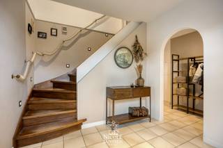 Ontdek deze verrassend ruime, recent vernieuwde gezinswoning met vier slaapkamers en een praktische indeling. De woning beschikt bovendien over een ruime, volledig bruikbare kelder die ideaal is als hobbyruimte of extra bergruimte. Buiten kan je heerlijk ontspannen in de gezellige tuin met zwembad en een mooi bijgebouw, perfect om te genieten van het buitenleven.<br />Deze kwalitatieve woning is vlot bereikbaar langs de Venlosesteenweg in Kessenich, een charmant Maasdorp in de gemeente Kinrooi. Het huis ligt op een boogscheut van de Nederlandse grens waardoor dit extra interessant is. <br /><br />=> Gelijkvloers<br />- Ruime inkomhal met vestiaireruimte en gastentoilet met fonteintje<br />- Open leefruimte voorzien van airco <br />- Gezellige zithoek met gashaard<br />- De woonkamer geniet van veel natuurlijk lichtinval door de vele raampartijen <br />- U-vormige leefkeuken met veel kastruimte en voorzien van het nodige comfort<br />- Voldoende ruimte om een eettafel te kunnen plaatsen<br />- Achterinkom met toegang tot de verschillende ruimtes<br />- Ruime slaapkamer op het gelijkvloers met vaste kastenwand<br />- Mogelijkheid tot gelijkvloers wonen <br />- Kan ook dienst doen als hobby-of bureauruimte<br />- Wasplaats/berging met grote inloopdouche en wastafel op modern badkamermeubel <br /><br />=> Verdieping<br />- Grote luchtige overloop met toegang tot de verschillende kamers<br />- Drie ruime slaapkamers met parketvloer<br />- Twee slaapkamers zijn voorzien van airco <br />- Tweede slaapkamer met vaste kastenwand<br />- Derde slaapkamer met ingebouwde kastenwand<br />- Badkamer met inloopdouche, ligbad, toilet en dubbele lavabo op landelijk badkamermeubel <br />- De volledige bovenverdieping werd volledig vernieuwd met nieuwe ramen, voleiken deuren, een parketvloer en moderne domotica <br /><br />=> Kelder<br />- Deels kruipkelder deels gevloerde kelder die kan dienen als hobbyruimte of extra opbergruimte <br />- Eveneens voorzien van vaste kasten<br /><br />=> Bijgebouw<br />- Zeer mooi afgewerkt bijgebouw met houten balken structuur, ideaal te gebruiken als poolhouse, lounge of hobbyruimte <br />- Ingericht met een gezellige zithoek, apart toilet en een praktische kitchenette met spoelbak en opbergkasten<br />- Mogelijkheid om slaapkamer te voorzien op verdieping <br />- Je geniet hier van gezellige zomeravonden, met een directe verbinding naar de tuin en het zwembad <br /><br />=> Tuin<br />- Onderhoudsvriendelijke tuin met zwembad<br />- De tuin is volledig omheind, ideaal om in alle rust en privacy te vertoeven<br />- Overdekt terras, rechtstreeks bereikbaar vanuit de leefruimte <br /><br />=> Indeling<br />- Gelijkvloers: inkomhal met vestiaireruimte, apart toilet, woonkamer met eetplaats, keuken, gang/achterinkom, ouderlijke slaapkamer, wasplaats/tweede badkamer<br />=> Verdieping: grote overloop, drie slaapkamers, badkamer, zolderruimte<br />=> Bijgebouw: zithoek met eetplaats, kitchenette, apart toilet, slaapgelegenheid op verdiep<br />=> Kelder: deels gevloerde kelder - kan dienen als hobby-of opbergruimte deels kruipkelder, aparte grote werkkelder via buiten bereikbaar