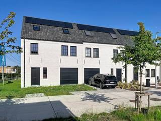 In deze doodlopende verkaveling 'Biezenhof' te Beervelde realiseerden we 13 uiterst energiezuinige woningen in een landelijke stijl.<br />Deze woning op lot 1 staat op een mooi perceel van 360m².<br /><br />GLVLS: inkom, ruimte voor vestiaire, wc, ruime living met ingerichte keuken met eiland en grote garage. De mooie raampartij in achtergevel zorgt voor veel lichtinval.<br />1ste VERD.: drie ruime slpks, wc, badk. met ligbad, douche en badmeubel met dubbele lavabo en bureauruimte op de overloop.<br />ZOLDER: vaste trap voorzien naar een aparte berging en 4de ruime slaapkamer met 2 dakvlakramen.<br />Voor de afwerking kan je rekenen op de begeleiding én expertise van ons team en onze partners.<br />BEN-woning (E-peil 5!) dankzij het doorgedreven isolatiepakket, warmtepomp met vloerverwarming ( + vloerkoeling ) , ventilatiesysteem D en 18 (!) (= 7290 wp) zonnepanelen. Samen met de regenwaterput van 10.000L voldoet deze woning dus aan alle normen voor de toekomst en bespaar je op je woonkost. Snel beschikbaar!<br /><br />De prijs is excl. btw en kosten.<br />Meer info: 09 280 60 60 of info@durabrik.be<br />Download de brochure op onze website https://durabrik.immo/beervelde-biezenhof<br />Ontdek onze kijkwoningen op https://www.durabrik.be/nl/kijkwoningen<br />* Afbeeldingen en oppervlaktes zijn indicatief.