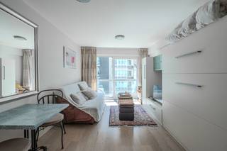 Studio à vendre situé le long de la Van Iseghemlaan à Ostende. Près des commerces, des restaurants, de la mer et de la plage au coin de la rue. <br /><br />Disposition : <br />- hall d'entrée avec placards intégrés<br />- espace de vie suivi d'une terrasse<br />- cuisine ouverte avec évier, cuisinière vitrocéramique, réfrigérateur et four micro-ondes<br />- salle de bain équipée de toilettes, douche et lavabo<br /><br />Avantages : <br />- studio rénové prêt à emménager<br />- à proximité des transports en commun<br />- à quelques pas de la mer et de la plage<br /><br />Vous recherchez un studio prêt à emménager à vendre en centre-ville ? <br />Contactez-nous dès aujourd'hui pour un rendez-vous sur place. <br /><br /><br />Registre des mesures: non