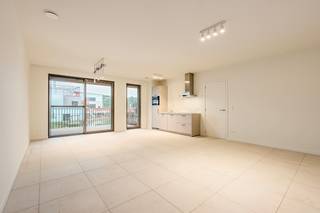 <p><em>Vraag je bezoek vandaag aan via : </em>https://mijnhuurprofiel.be/property/2d360193-d35a-4a43-9adf-f3f82fe29bd9</p><p><strong>Te huur: Nieuwbouwappartement met 2 slaapkamers aan het water in de groene stadswijk 4 Fonteinen</strong></p><p>Dit appartement maakt deel uit van residentie Zen, een nieuw appartementsgebouw met 3 verdiepingen en een lift, gelegen in de groene stadswijk 4 Fonteinen aan de Vilvoordse waterkant. Winkels, horeca, scholen en openbaar vervoer bevinden zich op wandel- en fietsafstand. De residentie biedt een kwalitatieve afwerking, duurzame technieken en aangename gemeenschappelijke voorzieningen. Daarnaast geniet het appartement van een mooi uitzicht op het water of het omliggende groen.</p><p><strong>Indeling</strong></p><p>Het appartement beschikt over een lichtrijke leefruimte met een open, volledig uitgeruste keuken en aansluitend een aangenaam terras. Verder zijn er een 2 comfortabele slaapkamers, een moderne badkamer, een apart gastentoilet en een praktische berging. Een parkeerplaats kan optioneel bijgehuurd worden aan € 100 per maand.</p><p><strong>Troeven</strong></p><ul><li>Duurzame residentie met zonnepanelen voor een lager energieverbruik. (E-peil 20)</li><li>Uitstekende bereikbaarheid met een bushalte vlakbij en een vlotte verbinding naar het station.</li><li>Gemeenschappelijk dakterras</li></ul><p><strong>Maandelijkse provisie</strong>: € 80 (Onderhoud en poetsen gemeenschappelijke delen, Verlichting en elektriciteit gemeenschappelijke delen, Beheer van de algemene voorzieningen en syndicus)</p>