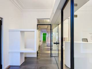 Dit instapklare en representatieve kantoor bevindt zich op een centrale locatie in Eeklo biedt een unieke opportuniteit voor ondernemers of investeerders. Boven het kantoor bevindt zich een (verhuurd) triplex appartement. Kantoor en appartement hebben een aparte ingang.Het gebouw werd volledig gerenoveerd in 2015 en beschikt over een EPC-label B, wat garant staat voor duurzaamheid en lage energiekosten.Oppervlakte:Kantoor: 169 m²Indeling:Gelijkvloerse kantoorruimte, ideaal voor een vrij beroep of kantoor. De unit is ruim en praktisch ingedeeld met:- Ontvangstlokaal- 3 bureauruimtes- Vergaderzaal- Keuken, toilet en archief- Douchecel- Koer/terrasTroeven:- EPC B: Zeer energiezuinig- Toplocatie aan de Boelare- Volledig gerenoveerd in 2015- Duurzame afwerkingInteresse in dit kantoor te koop in Eeklo? Contacteer ons via 09 245 35 35 of business.gent@dewaele.com.