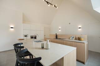 <ul>
<li>Project in afwerkingsfase - bezoek ter plaatse mogelijk </li>
<li>9 appartementen</li>
<li>1, 2 of 3 slaapkamers</li>
<li>Groen woonerf</li>
<li>Privacy</li>
<li>Goede mobiliteit</li>
<li>E-peil 35</li>
</ul>
<br />OMGEVING<br />Aan de rand van centrum Veurne ontwikkelt Potrell het nieuwbouwproject Zuydpoort, een mix van appartementen en woningen. Het gezellige stadsleven, bakker, slager, supermarkt … zijn allen op wandelafstand. Dit project ligt ook vlakbij het water en op een boogscheut van de haven. Zo kan je in alle rust genieten met alles binnen handbereik. Veurne is een stad die heel vlot bereikbaar is door een ruim aanbod aan bus- en treinverbindingen en de nabijheid van de E40, N8, N35 en N39 en bevindt zich op amper 5km van onze kustlijn.<br /><br />INDELING<br />Residentie Zuydpoort telt 9 appartementen met oppervlaktes tussen 72m² en 135m². De moderne appartementen bestaan uit een inkomhal, een apart toilet, een lichtrijke leefruimte met zithoek, eetruimte, open keuken, een berging, 1,2 of 3 slaapkamers en een badkamer met dubbele wastafel, bad en/of douche. Vervolgens beschikt ieder appartement over ruim terras.<br />De appartementen en woningen worden gebouwd rondom een groen en aangenaam woonerf waar je in alle privacy kan genieten. Er is ook een uitgang voorzien naar het Rozebrugpad langs het water. Er is keuze tussen ondergrondse parkeerplaatsen, garageboxen alsook bovengrondse staanplaatsen. Op de site is een gemeenschappelijke fietsenberging en een aantal fietsstalplaatsen voorzien.<br /><br />E-PEIL 35<br />Deze leuke, energiezuinige appartementen met zonnepanelen hebben allen maximum E-peil 35 en worden instap klaar afgewerkt.