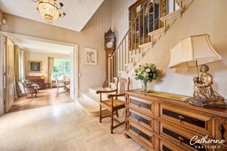 <p>Ontdek deze buitengewone woning in Koningshof, een voormalige doktersvilla met unieke charme die de perfecte balans biedt tussen woon- en werkruimte. Deze ruime villa, ontworpen door de gerenommeerde architect Frans Laporta, staat garant voor kwaltiteit, stijl en comfort.</p>
<p>Bij binnenkomst word je verwelkomd door een imposante hal , gevolgd door een elegante leefruimte met Hongaarse punt parket en een uitnodigende open haard. Heerlijk om aan te zitten tijdens de gezellige wintermaanden! Geniet van gezellige etentjes in de eetkamer, die u hebt klaargemaakt in de op maat gemaakte keuken met mooi zwart granieten werkblad. Stap buiten op het overdekte terras voor ontspanning in de buitenlucht.<br />De praktijkruimte, ideaal voor professionals, heeft een eigen ingang, een wachtkamer, een onderzoeksruimte en nog een extra ruimte. Verder hebt u hier nog een bureau-ruimte, voorzien van kwaltiteitsvol afgewerkte maatkasten. <br /><br />Op de verdieping komt u via de nachthal in een ruime master bedroom met en-suite badkamer en dressing. De 4 andere slaapkamers en 2 badkamers bieden u en uw gezin alle comfort en privacy!<br />De polyvalente ruimte, die tot de nok open is, met kitchenette en een eigen zonneterras, biedt u verschillende mogelijkheden om in te vullen (chillruimte, speelruimte, fitnessruimte,...). <br /><br />In de kelder bevindt zich de technische ruimte (CV-installatie - mazout) en biedt nog meer potentieel, met nog extra ruimtes. Ook de grote zolder, met vaste trap, heeft nog enorm veel potentieel. U kan deze naar eigen smaak verder inrichten (aparte ruimte voor inwonend personeel, bioscoop,...). Het dak werd enkele jaren geleden volledig vernieuwd en geïsoleerd.<br /><br />EPC C: 272 kWh/m²<br /><br />P-score A<br />G-score A</p>
<p>Deze veelzijdige villa is ideaal als sfeervolle residentie met praktijkruimte, een kangoeroewoning of een royale gezinswoning met thuiskantoor. Een zeldzame kans op een locatie die rust en ruimte biedt, met oneindige mogelijkheden voor toekomstig gebruik. <br />Aarzel niet en plan een bezoek in en ervaar zelf deze unieke en prachtige villa. Ontdek uw nieuwe thuis! <span>Catherine - 0472 23 14 51 - catherine@catherinevastgoed.be.</span></p>