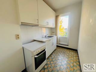 <span>Lichtrijk 1-slaapkamerappartement op toplocatie in Borgerhout.<br />Ben je op zoek naar een zeer goed gelegen appartement in een rustige buurt, vlakbij de autostrade, winkels, het Boelaerpark en het station van Berchem? Dan is dit lichtrijke appartement misschien wel exact wat je zoekt. Dankzij de centrale ligging heb je horeca en winkels binnen handbereik. Ideaal voor een starter of investeerder.<br /><br />Indeling:<br />Op de tweede verdieping van deze kleinschalige residentie kom je binnen in dit gezellige appartement. Via de inkomhal kom je in de ruime leefruimte met karaktervolle vloer en grote raampartijen die zorgen voor veel natuurlijk licht. De keuken (kitchenette) is functioneel ingericht met lavabo, vaatwas en kastruimte. Tijdens het koken kan je genieten van een aangenaam zicht naar buiten. De badkamer beschikt over een douche, lavabomeubel en toilet. Achterliggend is de slaapkamer gelegen met aansluitend toegang tot een terrasje en een extra bergruimte.<br />Ook beneden in de kelder zijn er twee bergruimtes aanwezig.<br /><br />Concreet:<br />Verzorgd en instapklaar 1-slaapkamerappartement met terrasje.<br />Door de centrale ligging kan je optimaal genieten van alles wat Borgerhout te bieden heeft en bereik je makkelijk de autostrade. <br />EPC label C. <br />Beschikbaar bij akte.<br /><br />Aarzel niet en contacteer ons voor een bezoek via onze website www.immosir.be of bel ons op 015 65 50 05.</span>