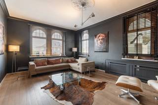 - Perceel van 14a 49ca- Zuidwestelijke oriëntatie- Bouwjaar 1955- Recente renovaties- EPC C (232 kWh/m²)- 450 m² bewoonbaar- vernieuwde houten ramen- CV op aardgas, radiatorenIndeling:Gelijkvloers:- riante inkomhal met mozaïektegels en stijlvolle trap- woonkamer/bureelruimte met originele vloer- mannen- en vrouwentoilet apart- vestiaire- zitkamer met bureelruimte- wijnkamer met eiken inbouwkastsen- woonkeuken met gezellige zithoek met gashaard en met volgende apparaten: ruime koelkast, ruime diepvries, afwasmachine, 2 ovens, bora kookplaat, 2 spoelbakken, 1 qookerkraan, keramisch werkblad- bijkeuken met volgende apparaten: friteuse, dampkap, spoelbak, microgolfoven, industrieel gasfornuis- gastensuite met kitchenette, bad-douchecombinatie, spoelbak en eigen toilet- orangerieEerste verdieping: - 2 slaapkamers- 2 badkamers, elk met vrijstaand bad, douche, dubbele wastafel en toilet- dressing - nachthalTweede slaapkamer:- 2 slaapkamers- 2 badkamers met bad, douche, toilet en wastafel- nachthalKelder:- gedeeltelijk onderkelderdAndere kenmerken:- volledig omheind- vroeger gekend als 'Le Petit Chateau'Bestuursmaatregelen in het maatregelenregister: nee