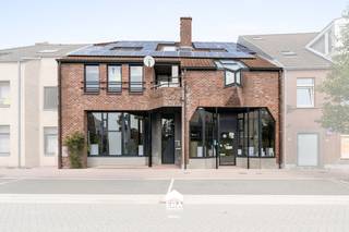 <p>Deze ruime handelswoonst in het centrum van Peer combineert wonen en werken op een unieke manier. Dankzij de gunstige ligging geniet je van de levendige stadskern van Peer alsook de goede verbindingen met omliggende gemeenten.</p>
<p>Het pand, gebouwd in 1990, beschikt over een handelsruimte met een opslagruimte van ca. 300 m² en een winkelgedeelte van ca. 180 m². Daarbovenop is er een woonst van 350 m² met 3 slaapkamers, een bureauruimte (eventueel extra slaapkamer) en een badkamer. Het ruime dakterras van 140 m² maakt dit geheel compleet. Het pand is instapklaar en is luxueus ingericht naar omvang. Ook is er een extra polyvalente ruimte voorzien van 88 m² die kan dienen als &quot;Mancave&quot; of als Bureel.</p>
<p><strong>Enkele troeven:</strong></p>
<ul><li><strong>Veelzijdige ruimte:</strong> Handel, opslag en wonen op één locatie met een totale oppervlakte van meer dan 750 m². Het combineren van een thuiswerkplek en wonen is hier perfect mogelijk.</li><li><strong>Comfortabele woonst:</strong> 3 slaapkamers, een bureauruimte en een groot dakterras van 140 m² bieden volop wooncomfort en luxe.</li><li><strong>Energiezuinig:</strong> Dankzij zonnepanelen, zonneboiler, warmtepomp en dubbele beglazing behaalt de woning een gunstig EPC-label A.</li><li><strong>Centrale ligging:</strong> Gelegen in Peer centrum, met wandel- en fietsroutes in de buurt en een vlotte verbinding richting Pelt en Hechtel-Eksel.</li></ul>
Bent u benieuwd naar deze unieke kans? Neem dan zeker contact met ons op via impact@era.be op 089 46 48 63. Lander helpt je graag verder.