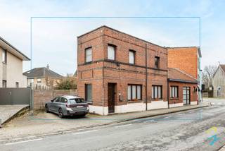 Te koop te Dendermonde!<br />Deze charmante woning is gelegen in Sint-Gillis Dendermonde, op een uiterst gunstige locatie in de nabijheid van het station van Dendermonde. <br />Dankzij deze ligging geniet u van een vlotte verbinding met het openbaar vervoer en een goede bereikbaarheid, terwijl u toch thuis komt in een aangename woonomgeving.<br />De gezellige leefruimte straalt warmte en comfort uit en vormt het hart van de woning, ideaal om te ontspannen of gasten te ontvangen. Aansluitend bevindt zich de geïnstalleerde keuken. Vanuit de keuken is er toegang tot een praktische berging die extra opbergruimte voorziet.<br />Op het gelijkvloers vindt u tevens een badkamer met douche in bad, wat zorgt voor comfort en veelzijdigheid in dagelijks gebruik. <br />Achteraan de woning bevindt zich een mooie veranda die uitgeeft op de tuin. Deze ruimte geniet van veel lichtinval en vormt een aangename overgang tussen binnen en buiten, perfect om het hele jaar door te genieten van het zicht op de tuin. <br />Op de eerste verdieping beschikt de woning over twee volwaardige slaapkamers. <br />Deze ruimtes kunnen ingericht worden als comfortabele slaapkamers, maar bieden ook mogelijkheden voor een bureau of hobbyruimte, afhankelijk van uw behoeften.<br />Deze woning combineert een praktische indeling met een centrale ligging en vormt een interessante opportuniteit voor wie op zoek is naar een gezellige thuis nabij het centrum van Dendermonde en het station.<br />Graag een bezoek ter plaatse? Contacteer Tom op 047159 40 43 of mail naar tom@cornelis-goeman.be voor een afspraak.