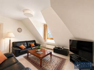 <p><span>Square Estate vous présente ce superbe appartement situé au coeur de Wemmel, sur la charmante Place du Markt. </span></p><p><span> </span></p><p><span>L'appartement se compose comme suit: un hall d'entrée, un superbe et lumineux living donnant sur la Place du Markt, une cuisine équipée, une buanderie, deux chambres à coucher dont une avec dressing ainsi qu'une salle de bain. </span></p><p><span> </span></p><p><span>Celui-ci dispose également d'une cave ainsi que d'un box de garage compris dans le prix de location. Les charges s'élèvent à 200 euros par mois, dont 50 euros de provision pour la consommation d'eau à usage privé.</span></p><p><span> </span></p><p><span>Pour plus d'informations ou planifiez une visite, veuillez-nous contacter au 02/460.42.01 ou à <span>ca@square-estate.be</span></span><span> </span></p>