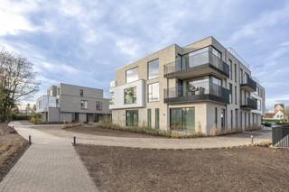 <p><strong>ONTDEK ONZE MODELAPPARTEMENTEN. BEL VOOR EEN AFSPRAAK!<br /><br />Residentie Veertien: Een duurzame woonbeleving in het centrum van Zandhoven. Op dezelfde plek waar vroeger <em>14 billekens</em> de toog versierden, bouwen we vandaag aan een nieuw verhaal.</strong></p>
<p>Aan de flank van de Langestraat, die verscheidene Kempense gemeentes met elkaar verbindt, strijkt Residentie Veertien neer. Deze strategische ligging zorgt ervoor dat bewoners zich makkelijk kunnen verplaatsen naar de stadscentra van Antwerpen en Lier maar ook verschillende dorpskernen zijn nooit ver weg. Wekelijkse inkopen doen, een glaasje drinken onder de gezellige kerktoren van Zandhoven of naar harte shoppen in allerhande winkels: het kan allemaal te voet of met de fiets.<strong> </strong></p>
<p><strong>We streven ernaar een project te ontwikkelen dat een thuis creëert voor eenieder en het hoofd biedt aan de hedendaagse noden.</strong></p>
<p>Residentie Veertien zal bestaan uit 33 appartementen en een handelsruimte en zal gekenmerkt worden door haar vooruitstrevendheid en kwaliteit. De units, verdeeld over twee gebouwen, bestaan uit 1 tot 3 slaapkamers, beschikken allen over een terras en variëren in grootte tussen 71 en 137 m². Ons cliënteel heeft bij de inrichting van de appartementen bovendien nog veel keuzevrijheid waardoor elk appartement uniek wordt en iedereen hier een thuis vindt. Niet enkel individualiteit maar ook samenhorigheid heeft een plek in dit project door de groene binnenplaats die als ontmoetingsplek voor bewoners zal dienen. Ten slotte werd ervoor gekozen te verwarmen aan de hand van geothermie en energie op te wekken via zonnepanelen. Deze combinatie van geavanceerde methodes zorgt ervoor dat het E-peil van elk appartement onder 20 duikt, waardoor U 100% vrijstelling krijgt op de onroerende voorheffing gedurende de eerste 5 jaar. Naast veel aandacht voor het milieu , kan U ook rekenen op een hoogwaardige afwerking dmv ruime budgetten, prima comfort en royale lichtinval.<br /><span>Een staanplaats en berging in de ondergrond dient mee aangekocht te worden.</span></p>
<p>Info en verkoop:</p>
<p>De verkoop geschiedt onder BTW op het constructie-aandeel en registratierechten op het grondaandeel, onder de voorwaarden van de wet Breyne. Voor meer info of een verkennend gesprek, contacteer Karin (0486/97 84 27) of mail (karin@reds.be)!</p>