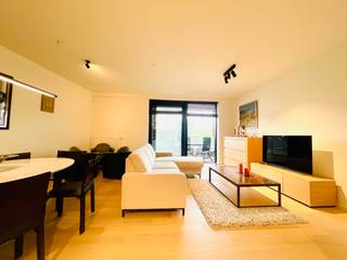 Modern appartement op een toplocatie in Deinze, gelegen op de eerste verdieping, midden in het stadscentrum en met een prachtig uitzicht op het Kaandelpark.<br /><br />Het appartement beschikt over een ruime leefruimte met veel natuurlijke lichtinval. Aansluitend bevindt zich een mooi terras, waar je kunt genieten van het uitzicht op het Kaandelpark.<br />De grote, volledig ingerichte keuken is voorzien van alle moderne toestellen en biedt voldoende ruimte om uitgebreid te koken.<br />Er zijn twee comfortabele slaapkamers in dit appartement.<br />Daarnaast is er een moderne badkamer met inloopdouche, een apart toilet, voldoende opbergruimte en een <strong>ondergrondse autostandplaats</strong> aanwezig.<br /><br />Het appartement beschikt over een EPC-label A.<br /><br />Dit appartement combineert luxe en comfort met een uitstekende ligging in het hart van Deinze, op wandelafstand van winkels, restaurants en het openbaar vervoer.