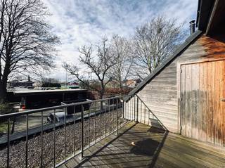 Dit duplex appartement is gelegen op de eerste verdieping in het centrum van Beveren. U beschikt over een achterliggende autostaanplaats, twee slaapkamers en voldoende bergruimte. De indeling van het appartement is als volgt: U betreedt het appartement via de inkomhal met apart toilet. Verder is er de open ingerichte keuken, voorzien van alle nodige toestellen en een aparte (was)berging. De keuken geeft toegang tot het gezellige terras, waar er ook een buitenberging is voorzien. Aansluitend is er de living en eetkamer. Op de tweede verdieping bevinden zich twee grote slaapkamers, een berging en een ingerichte badkamer met lavabo, lavabomeubel, spiegelkast, toilet en douche.Nog enkele troeven van dit appartement: Centrale verwarming op aardgas, recent gerenoveerd, achterliggende autostaanplaats aan € 50,00/maand, lage algemene kosten van € 20,00/maand, EPC score B en het appartement is vrij vanaf 1 juli 2026.Interesse? Aarzel zeker niet ons vrijblijvend te contacteren (verhuur@bebuild.be).