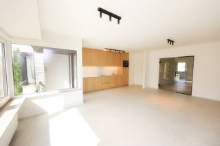 Dit volledig gerenoveerde appartement is gelegen in de Alfons Pieterslaan 59 te Oostende, op een absolute toplocatie in het centrum van de stad.In de...