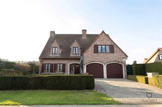 CHARMANT, te renoveren huis met veel potentieel en mooie ruimten! Ideaal gelegen in een rustige wijk op enkele minuten van invalswegen, openbaar...