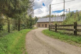 <p>Deze dubbelwoonst met 5 slaapkamers in Dilbeek bevindt zich op een ruim perceel van 62a34 en biedt een unieke combinatie van ruimte, privacy en veelzijdigheid. Gelegen nabij het centrum van Dilbeek, openbaar vervoer, winkels en belangrijke invalswegen, geniet dit eigendom van een vlotte bereikbaarheid terwijl het toch een oase van rust biedt. </p><p></p><p>Het domein is toegankelijk via een lange privé-oprit die afgesloten is met een automatische poort, wat meteen een gevoel van exclusiviteit en veiligheid creëert. De linkse woning verwelkomt je via een ruime inkomhal van 14,24m² met apart toilet. Vanuit de hal bereik je de lichtrijke woonkamer van 40,42m² met directe toegang tot het terras, ideaal om te genieten van de buitenomgeving. Aansluitend bevindt zich de geïnstalleerde keuken van 14,24m². </p><p></p><p>Op de eerste verdieping leidt de nachthal naar twee slaapkamers en een badkamer. De rechtse woning beschikt eveneens over een inkomhal van 11,92m² met toilet. De leefruimte met woonkamer en eetkamer van 29,43m² biedt een aangename woonomgeving, aansluitend aan de geïnstalleerde keuken van 12,57m². Op de eerste verdieping bevinden zich drie slaapkamers van respectievelijk 15,57m², 13,81m² en 12,35m², een bureau van 9,66m² en een badkamer met ligbad. </p><p></p><p>Deze woning beschikt bovendien over een eigen garage. Achter de woningen bevindt zich een bijgebouw dat momenteel is ingericht als twee afzonderlijke garages, wat extra opslag- en parkeermogelijkheden biedt. Een belangrijk pluspunt is dat beide woningen eenvoudig kunnen worden samengevoegd tot één ruime woning, wat tal van mogelijkheden biedt voor grote gezinnen of wie wonen en werken wil combineren. </p><p></p><p>Het volledige dak werd vernieuwd en geïsoleerd in 2017, wat bijdraagt aan het comfort van het geheel. Dit eigendom biedt bijzonder veel potentieel en is ideaal voor wie op zoek is naar een woning met privacy, ruimte voor dieren of een investeringsopportuniteit. De EPC-waarden bedragen 264 kWh/m² en 308 kWh/m². </p><p></p><p>Neem gerust contact op voor meer informatie of om een bezoek te plannen.</p>