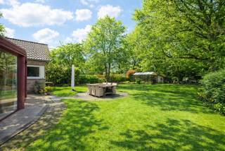 INDELINGBij het betreden van de woning word je ontvangen in een verzorgde inkomhal die toegang geeft tot de lichtrijke leefruimte. Deze sfeervolle...