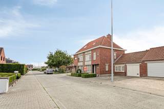 <p><span>Te renoveren woning in een rustige straat in Heurne.</span></p><p><span> </span></p><p><span>INDELING</span></p><p><span>De woning omvat een inkomhal, een living en keuken.</span></p><p><span>Verder heb je ook nog een berging, een technische ruimte en een garage.</span></p><p><span>Op de verdieping heb je 3 slaapkamers en een badkamer.</span></p><p><span>De woning heeft een aangenaam tuintje die ook via achterliggende straat toegankelijk is.</span></p><p><span>Tot slot heeft de woning een ruime zolder en een kelder.</span></p><p><span> </span></p><p><span>LIGGING</span></p><p><span>Rustige ligging.</span></p><p><span>Centraal gelegen tussen Kruisem en Oudenaarde met een snelle aansluiting naar de N60.</span></p><p><span> </span></p><p><span>PRAKTISCH</span></p><p><span>Voor meer info en/of het maken van een afspraak bel Eefje van Immo Dhondt op het nr 0498 88 88 89.</span></p><p><span> </span></p><p><span>Er werden door AI bewerkte beelden toegevoegd van living om een inschatting te kunnen maken van de mogelijkheden.</span></p><p><span> </span></p><p><span> </span></p>