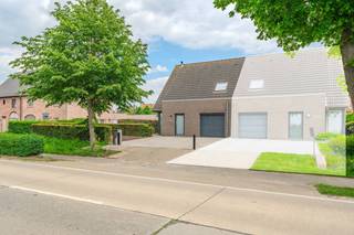 Maison mitoyenne économe en énergie à vendre à Sint-jan (Ypres). Cette maison économe en énergie datant de 2012 est dotée de l'EPC A, de...