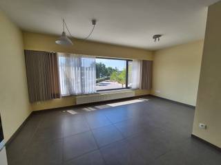 <p>Bent u op zoek naar een comfortabel en praktisch ingedeeld appartement? Dan is dit gezellige appartement op de eerste verdieping zeker een bezoek waard.<br /><br />Het appartement beschikt over een lichtrijke leefruimte en een ingerichte keuken voorzien van een keramische kookplaat, oven en koelkast met diepvriesvak.<br /><br />Verder zijn er nog 2 volwaardige slaapkamers en een goede, functionele indeling, waardoor de beschikbare ruimte optimaal wordt benut.<br />De badkamer is uitgerust met een douche, toilet en een badmeubel met lavabo.<br /><br />Verder geniet u van tal van extra voorzieningen:<br /><br />- Verlichting aanwezig<br />- Gordijnen voorzien<br />- Vliegenramen<br /><br />Het appartement is gelegen op de eerste verdieping en bereikbaar via een trap<br /><br />Verder is er nog voldoende parkeergelegenheid in de directe omgeving<br /><br />Onmiddellijk beschikbaar.<br /><br />Heb je interesse? Vraag uw bezoek aan via onze website https://www.immovl.be/te-huur/list en druk op de knop <strong>'IK WENS EEN BEZOEK'.</strong></p>