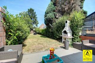 <p><span>Aan het centrum van Mortsel gelegen gezinswoning met prachtige tuin en mogelijkheid tot uitbouwen (extra verdieping met zadeldak).<br />De woning beschikt over 3 slaapkamers, badkamer en bureau, werd gerenoveerd maar dient hier en daar nog verder afgewerkt te worden.</span></p><p><span>Elektrische keuring conform AREI, asbestveilig, gunstig EPC B, zeer laag kadastraal inkomen (741€), de woning werd in 2024 nog voorzien van vernieuwde dubbele beglazing (PVC) en een vernieuwde verwarmingsinstallatie, het hoofddak werd recent vernieuwd en geïsoleerd met 12cm.</span></p><p><span> </span></p><p><span>Omschrijving:</span></p><p><span>Via de inkomhal bereiken we aan de straatkant een handige bureau, thans in gebruik als berging/ fietsenberging.</span></p><p><span>In de hal treffen we het eerste gastentoilet.</span></p><p><span>De leefkamer geniet via de kamerhoge ramen van aangename lichtinval en een leuk zicht op de prachtige tuin.</span></p><p><span>De ruime tuin geniet heel de dag zon en beschikt achteraan over een handig tuinhuis.</span></p><p><span>De open keuken is voorzien van alle comfort.</span></p><p><span>Op de eerste verdieping treffen we de eerste twee slaapkamers met zicht op de tuin.</span></p><p><span>Op de tweede verdieping treffen we de derde slaapkamer en badkamer.<br />Deze badkamer is uitgerust met instapdouche, ligbad, lavabo en wc.</span></p><p><span>Verder beschikt de woning nog over een kelder.</span></p><p><span> </span></p><p><span>Uitstekende Mobiscore: goede trein/tram/bus verbinding en gelegen nabij E19.</span></p><p><span> </span></p><p><span>Contacteer ons voor een bezoek ter plaatse!</span></p><p><span> </span></p>