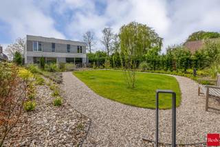 AANKOOP MOGELIJK AAN 6% BTW, neem contact op voor de voorwaarden.<br />Prachtige nieuwbouwwoning in het centrum van Lille (Poederlee)<br /><br />Laatste woning beschikbaar in het Project Green Art Estates. Dit project is een uitzonderlijk project in Poederlee dat een antwoord biedt op al de huidige en toekomstige woonbezorgdheden. <br /><br />Deze woning werd gerealiseerd door Nv ConSept, dat bij uitstek gekend staat voor zijn hoogkwalitatieve afwerking (Bora, Anywaydoors, domotica, centrale stofzuiger, ...). Deze woning heeft bovendien een E-peil van -13. Voor de bewoners betekent dit dat de woonkosten zeer laag zijn door de eigen zonnepanelen en warmtepomp. Deze energiezuinigheid betekent ook dat je 5 jaar vrijgesteld bent van je kadastrale belasting. <br /><br />Lille (Poederlee) ligt zeer centraal in de Voorkempen en is gekend voor zijn landelijk karakter. Lokaal winkelen kan in de directe omgeving en de steden in de buurt zijn vlot bereikbaar, zowel met de auto als met het openbaar vervoer. <br />Ook binnen Project Green Art Estates is er gezorgd voor een rustige, gemeenschappelijke groene tuin waar je zorgeloos met je buren contact kan hebben. Die tuin is slim aangelegd waardoor het onderhoud tot een minimum wordt beperkt. <br /><br />Bij Green Art Estates is aan alles gedacht om het leven van de bewoners op alle vlakken zo aangenaam en zorgeloos mogelijk te maken. Het is mogelijk om aan 6% BTW te kopen als je daarvoor in aanmerking komt.<br /><br />Info en verkoop:<br />De verkoop geschiedt onder BTW op het constructiedeel en registratierechten op het grondaandeel. Voor info of een verkennend gesprek, contacteer Karin 0486/97 84 27 of karin@reds.be