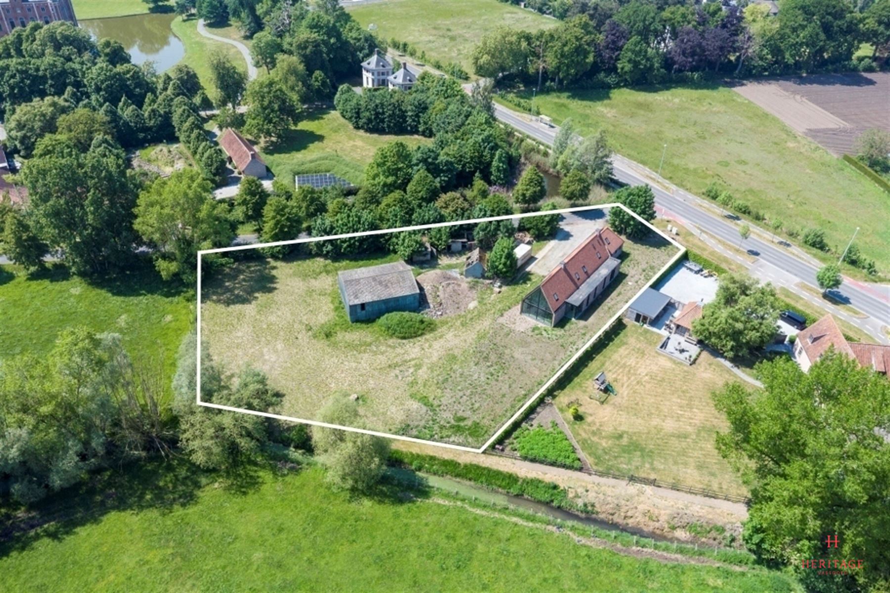 Ontdek deze unieke hedendaagse hoeve met tal van mogelijkheden op een perceel van 4.759 m² in Zulte - foto 1