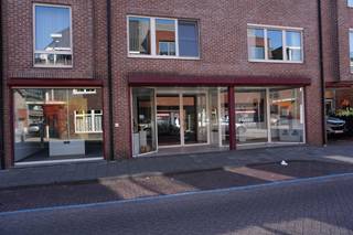 Royale en representatieve winkelruimte van circa 250 m² gelegen aan de rand van het centrum van Baarle-Hertog. De winkelruimte beschikt over een ruime opslagruimte in de kelder van circa 160 m², een toiletruimte en een pantry. Er is ruim voldoende parkeergelegenheid in de nabije omgeving.<br /><br />De winkelruimte, voorzien van een tegelvloer, vloerbekleding en een laminaatvloer, met stucwerk wanden en een systeemplafond, is middels de dubbel openslaande toegangsdeuren erg toegankelijk voor passanten. De voorgevel is volledig van glas en uitermate geschikt als etalage.<br /><br />De winkel beschikt over een ruime opslagruimte in de kelder, die rechtstreeks toegankelijk is middels de vaste trap in het achterste gedeelte. Deze kelder heeft een oppervlakte van circa 160 m² en dient uitstekend als opslagruimte of extra winkelruimte.<br /><br />Via het achterste gedeelte is de keuken/kantine van de winkel toegankelijk. Deze beschikt over een keukenblok.<br /><br />Verder is de winkel uitgerust met een toiletruimte, alarmsysteem en bewakingscamera’s.<br /><br />Algemeen:<br />• Royale en representatieve winkelruimte op centrale ligging in Baarle-Hertog.<br />• Winkeloppervlakte: circa 250 m² en een opslagruimte van circa 160 m².<br />• Voorzien van bewakingscamera’s en een alarmsysteem.<br />• Verwarming door middel van cv-combiketel.<br />• Ruim voldoende parkeergelegenheid in de nabije omgeving.<br />• Huurwaarborg 3 maanden huur.<br />• Aanvaarding: in overleg/ op korte termijn mogelijk.