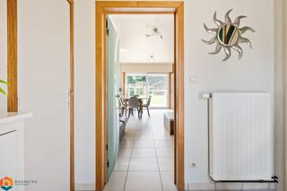 Op een heel leuke locatie te Hever - Schiplaken, vlakbij Domein Hostade (Bloso), bevindt zich deze instapklare woning met 4 slaapkamers, inpandige garage en een leuk perceel van 413m². U geniet hier zowel van een ideale ligging vlakbij winkels, eet-en drankgelegenheden, scholen en het openbaar vervoer, alsook van een uitstekende bereikbaarheid, vlakbij belangrijke invalswegen.<br /><br />We betreden deze energiezuinige woning via de inkomhal met apart gastentoilet en vestiairekast. De leefruimte geniet van veel lichtinval door de grote raampartijen en is voorzien van een gaskachel. Deze kunt u inrichten met een gezellige zithoek en aparte eetplaats. De aanpalende is keuken mooi geïntegreerd in het geheel en voorzien van de voornaamste toestellen. Aangrenzend aan de keuken bevindt er zich nog een praktische berging / wasplaats met aansluitend een inpandige garage. De nachthal op de eerste verdieping geeft ons toegang tot 3 slaapkamers en de badkamer, uitgerust met dubbele lavabo, douche, ligbad en een toilet. Op de tweede verdieping beschikt u nog over een volledig afgewerkte zolder die dienst kan doen als 4e slaapkamer. In de goed georiënteerde tuin met aangelegd terras kunt u steeds in alle rust en privacy genieten van het mooie weer. Tot slot beschikt de woning ook over 17 zonnepanelen (6,7kW) en een thuisbatterij (5kW).<br /><br />Het goede EPC (124 - label B) en de conforme elektrische keuring maken deze woning tot een instapklare woning waar u zonder zorgen intrek in kan nemen! <br /><br />Dit is een uitstekende opportuniteit als u op zoek bent naar een instapklare, energiezuinige woning met 4 slaapkamers te Hever - Schiplaken. Contacteer ons voor meer informatie op 0480 66 14 77 of neem een kijkje op www.boonstravastgoed.be . <br /><br />Bijzonderheden:<br />- Energiezuinig<br />- 4 slaapkamers<br />- Uitstekende locatie