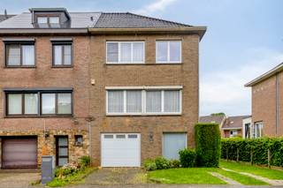 <p>Ontdek deze ruime en goed onderhouden bel-etagewoning met tuin, gelegen op een centrale en gegeerde locatie in Dilbeek, vlak bij winkels, scholen en openbaar vervoer.</p><p>Op het gelijkvloers bevindt zich een ruime inkomhal met vestiaire en gastentoilet, een garage en twee praktische kelders. Eén van de kelders biedt bovendien directe toegang tot de tuin, wat een extra troef is voor dagelijks comfort en gebruiksgemak.</p><p>De eerste verdieping omvat een lichtrijke woonkamer, een aparte eetkamer, een keuken en een veranda met toegang tot de tuin via een buitentrap. De woonkamer en eetkamer worden momenteel gescheiden door een lichte wand, waardoor deze eenvoudig kunnen worden omgevormd tot één grote open leefruimte.</p><p>De tweede verdieping bestaat uit een nachthal, twee volwaardige slaapkamers, een derde kamer die perfect kan dienen als bureau, dressing of kinderkamer, en een badkamer. Eén van de kamers heeft een oppervlakte van 7,40 m² en wordt daarom eerder beschouwd als multifunctionele ruimte dan als volwaardige slaapkamer.</p><p>De ruime zolder biedt bijkomende uitbreidingsmogelijkheden, ideaal voor wie extra kamers of een hobbyruimte wenst te creëren.</p><p>De woning beschikt daarnaast over rolluiken, vliegenramen en een vernieuwd en geïsoleerd dak (2020), wat bijdraagt aan het wooncomfort en de energiezuinigheid.</p><p>Dankzij de centrale ligging, de praktische indeling en de uitbreidingsmogelijkheden vormt deze woning een ideale opportuniteit voor gezinnen of kopers die op zoek zijn naar ruimte en potentieel in Dilbeek.</p>