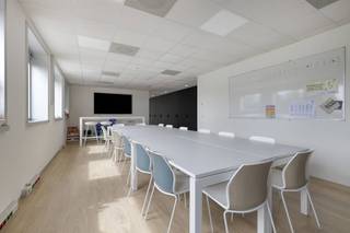 Kantoor van ca. 225 m² te huur in Ieper. Het kantoor is gelegen in de nabijheid van diverse invalswegen en de autosnelweg. Daarnaast beschikt het kantoor over voorliggende parkeerplaatsen. Bent u op zoek naar een kantoorruimte in Ieper? Aarzel dan zeker niet om ons te contacteren op het nummer 056 21 11 11.Dit betreft een terbeschikkingstelling van kantoren met diensten.