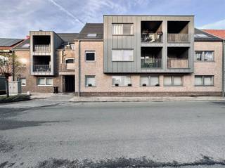 Dit appartement is gelegen op het gelijkvloers in het centrum van Vrasene. U beschikt over een ruim terras en een garagebox.De indeling van...