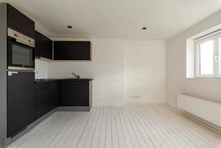 Lichtrijk en knus starters appartement met zicht over de daken van de oude stad ! Onmiddellijk beschikbaar! Dit gezellig 1 slaapkamer appartement heeft een mooie leefruimte op houten vloeren met een moderne keuken voorzien van elektrisch kookplaat, koelkast en microgolf oven. Ruime aparte slaapkamer. Vanuit de slaapkamer bereikt u de badkamer. Deze beschikt over een douche, toilet en een lavabo. Lage maandelijkse kosten van 105€ voor het onderhoud van de gemeenschappelijke delen en privé waterverbruik. Wees er snel bij en contacteer ons voor meer informatie!