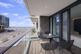Dit exclusief afgewerkte en instapklare appartement werd ingericht met hoogwaardige materialen en oog voor detail. Gelegen op een toplocatie aan het Sint-Bernardusplein, vlak bij de Zeedijk van Nieuwpoort-Bad, geniet u van een prachtig zeezicht.<br />Het appartement omvat een inkomhal met aparte berging en gastentoilet, een badkamer met inloopdouche enkele wastafel en toilet, twee volwaardige slaapkamers. De lichtrijke woonkamer met open en volledig geïnstalleerde keuken geeft uit op het terras met zeezicht en een gunstige zuidwest oriëntatie. In de prijs is een privatieve kelderberging inbegrepen op niveau -1.<br />De residentie beschikt bovendien over een gemeenschappelijke fietsenberging. Daarnaast bestaat de mogelijkheid om een garagebox aan te kopen in het ondergrondse complex van Residentie Lectus 3, dat rechtstreeks verbonden is.