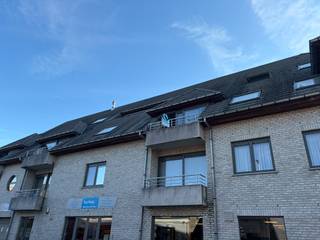 <p>Mooi en degelijk afgewerkt appartement gelegen op de tweede verdieping van residentie Everinga.<br /><br />Het appartement omvat een inkom, living met parket, open ingerichte keuken met aanpalende berging, twee slaapkamers, badkamer met ligbad en geïntegreerde douche, toilet en twee terrassen.<br /><br />Provisie gemeenschappelijke kosten: €80 per maand met jaarlijkse afrekening. <br /><strong>Beschikbaar per 15/12/2026.</strong><br /><br />Interesse om dit pand te bezoeken? Een bezoek kan uitsluitend via onze website aangevraagd worden: https://www.vastgoeddevos.be/te-huur, klik het pand aan dat u wenst te bezoeken en klik vervolgens op "vraag hier uw bezoek aan". </p>