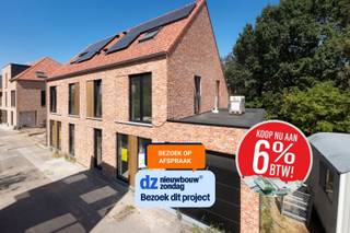 <span><span><strong>--- NIEUWBOUWZONDAG - ZO. 25 OKTOBER 2026 ---<br />--- BEZOEK DIT PROJECT - BEZOEKEN ENKEL OP AFSPRAAK ---</strong></span></span><br /><br /><span><span><strong>--- 21% BTW? DAT IS PASSÉ! KOOP NU AAN 6% BTW! ---<br />--- BESPAAR TIENDUIZENDEN EURO'S !!! ---</strong></span></span><br /><br /><span><span>Residentieel wonen in het centrum van <strong>Westrozebeke</strong> vlakbij Roeselare & Staden.<br /><br /><strong>Residentie GILDHOF</strong> is een kleinschalig én zeer energiezuinig nieuwbouwproject bestaande uit <strong>3 appartementen, 6 garages en 2 woningen</strong>. Het betreft telkens 3 ruime en lichtrijke drieslaapkamerappartementen, gelegen op een unieke en centrale ligging in de schaduw van de kerk.<br /><br />Comfort, energiezuinigheid, kwaliteit en centrale ligging zijn de eigenschappen van deze residentie. <br /><br />Tijdens de ontwerpfase werd veel aandacht geschonken aan enerzijds de energiezuinigheid en anderzijds het wooncomfort van de bewoners:</span></span>
<ul>
<li><span><span>Praktische indeling;</span></span></li>
<li><span><span>veel lichtinval;</span></span></li>
<li><span><span>optimale oriëntatie;</span></span></li>
<li><span><span><strong>tuin of ruim terras;,</strong></span></span></li>
<li><span><span>...</span></span></li>
</ul>
<span><span>Op deze manier is het zowel binnen als buiten aangenaam vertoeven in deze residentie.<br /><br />Op het gelijkvloers zijn er tevens ook 6 garageboxen voorzien. Telkens met een afmeting van +- 3.00 m x 5.74 m. Allen zijn ze voorzien van een <strong>geautomatiseerde sectionaalpoort</strong>.<br /><br />De moderne lijn van het gebouw en de keuze van materialen (waarbij de nodige aandacht werd besteed aan duurzaamheid, door recup van bestaande bakstenen/gevelstenen) zorgen voor een hedendaagse en tijdloze uitstraling waarbij energiezuinigheid en kwaliteit hoog in het vaandel worden gedragen.</span></span><br /><br /><span><span>De 3 appartementen hebben bewoonbare oppervlaktes variërende van 113 m² tot 128 m². De 2 woningen beschikken over woonoppervlaktes inclusief zolder van respectievelijk 174 m<sup>2</sup> en 181 m<sup>2</sup>. Zowel voor wie op zoek is naar een ruim drieslaapkamerappartement of voor wie droomt van een comfortabele nieuwbouwwoning zijn er dus mogelijkheden binnen ons aanbod.<br /><br />Alle appartementen en woningen in Residentie Gildhof zijn uitgerust met de <strong>nieuwste energiezuinige technieken</strong>, nl. <strong>vloerverwarming in combinatie met warmtepomp (lucht/water)</strong>. Hierdoor geniet u heel het jaar door over een aangenaam binnenklimaat. Ieder appartement en woning zal beschikken over een <strong>privatieve regenwaterput </strong>van 5.000 L tot 7.500 L, alsook over zijn eigen <strong>fotovoltaïsche zonnepanelen</strong> op het dak van de residentie. Voor de afwerking (materiaalkeuzes) heeft de bouwheer voldoende budget voorzien zodat u als koper kan genieten van mooie keuzes bij de leveranciers. Het lastenboek en de lijst van de leveranciers zijn te verkrijgen bij de makelaar. </span><strong><em><span>Uiteraard kan alles volledig op maat van de wensen van de klant afgewerkt worden. </span></em></strong><br /><br /><span>Ideaal voor wie op zoek is naar een vaste woonplaats, een tweede verblijf of een veilige investering met groeiende meerwaarde. Kom langs op ons kantoor en ontvang een unieke verkoopbrochure van Residentie 'Gildhof'.<br /><br /><strong>!! Aankoop aan het voordeel-tarief van 6% is mogelijk !! </strong>- << onder voorwaarden >><br /><br />De oplevering van dit nieuwbouwproject is voorzien in het najaar van 2026 (onder voorbehoud).</span></span><br /><br /><span><span>Bent u op zoek naar een prachtig en ruim appartement met 3 slaapkamers gelegen in een kleinschalige residentie of een stijlvolle, comfortabele nieuwbouwwoning? Plan dan snel uw afspraak! Contacteer ons op het nummer <strong>051 50 11 51</strong> of mail naar <strong>diksmuide@diksimmo.be</strong>. Wij komen ook met plezier tot bij u langs voor een persoonlijke uitleg en voorstelling van het project.</span></span>